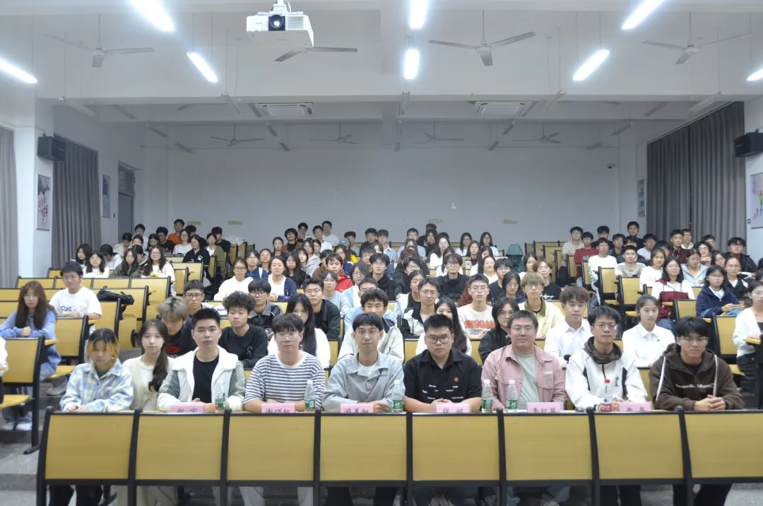 计算与信息科学学院召开大学生职业规划大赛