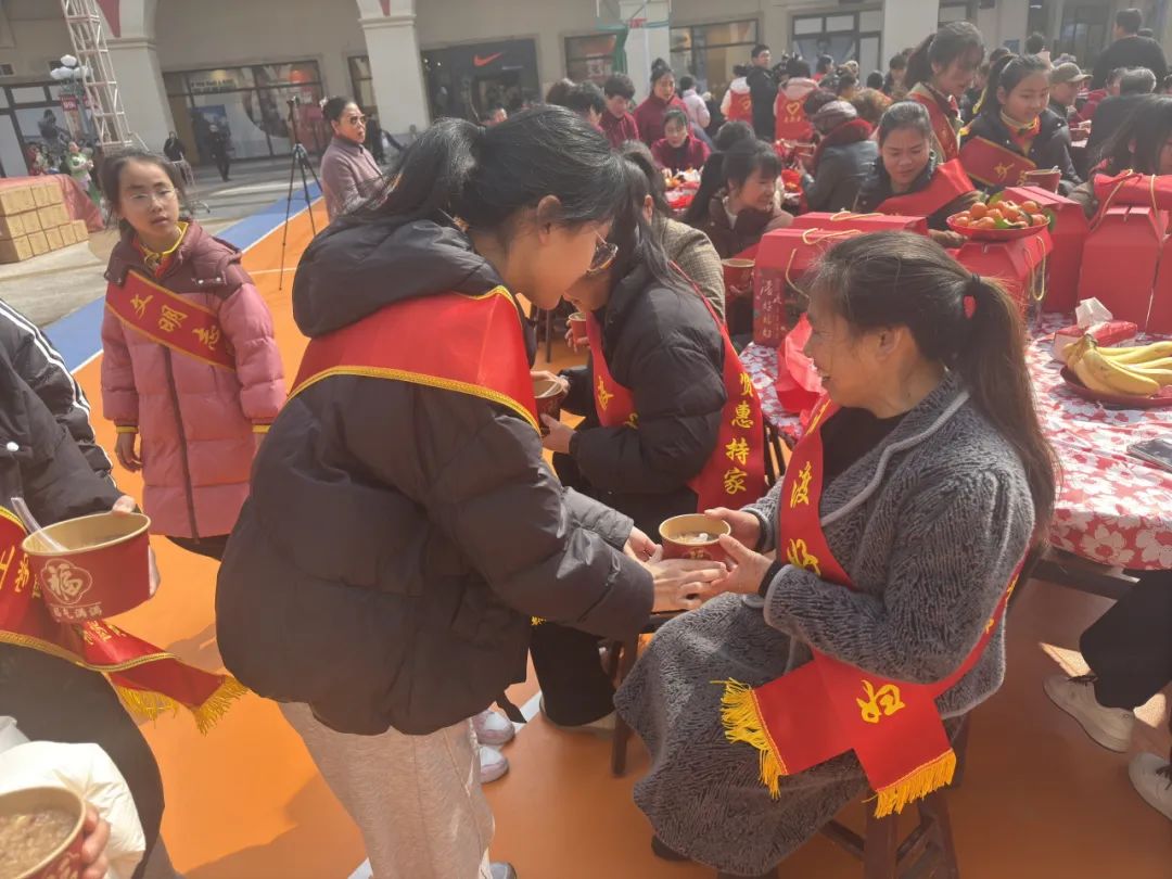 拗九粥香暖人心，岁岁敬老情更真